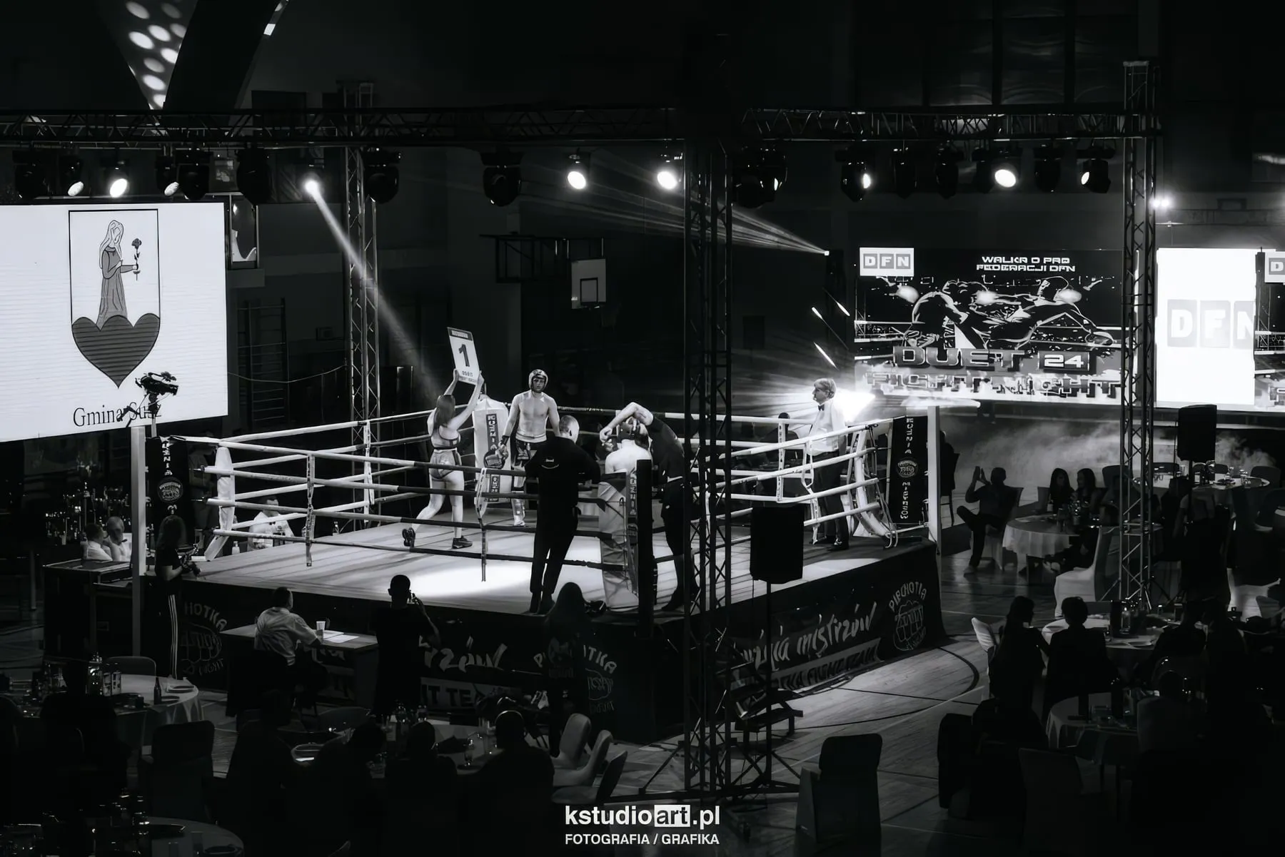 Hala podczas gali Duet Fight Night, ring w świetle reflektorów