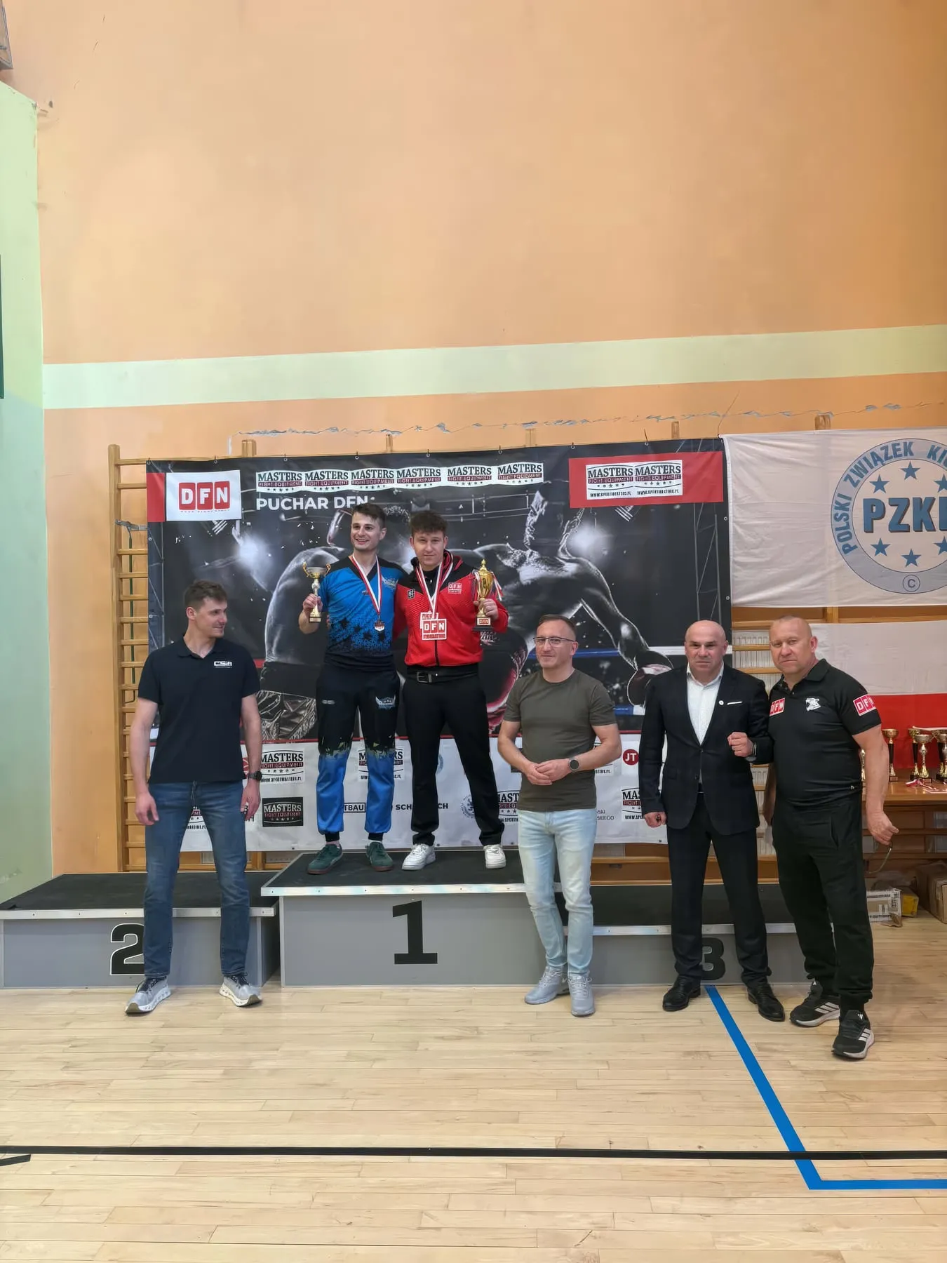 Podium turniejowe z zawodnikami i organizatorami