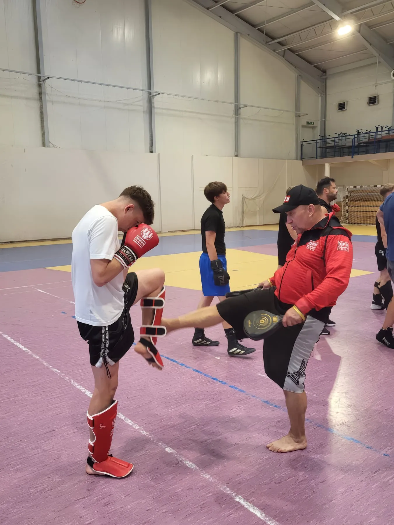 Trener Tomasz Biernacki prowadzi trening na łapach