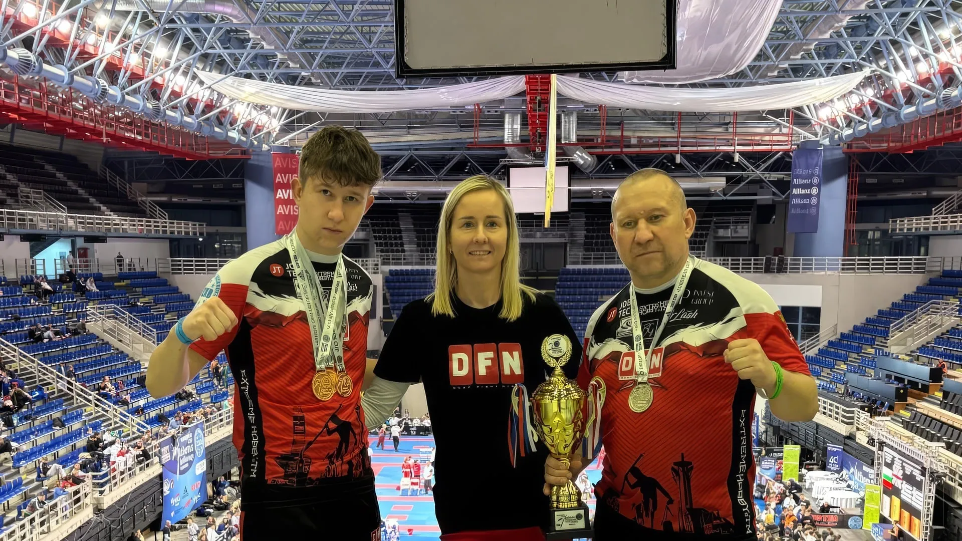 Trenerzy klubu z trofeami zdobytymi w Atenach w 2025 roku